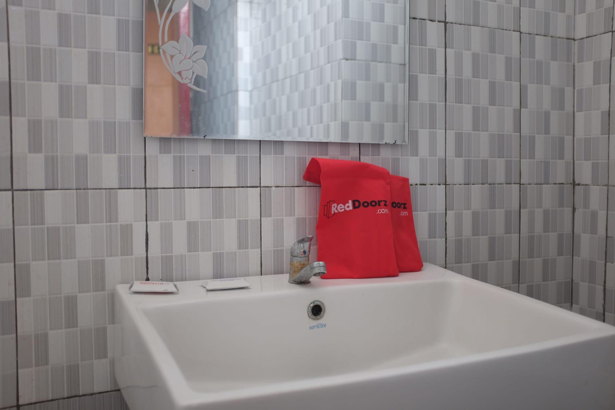 Reddoorz Plus Near Senen Jakarta Bagian luar foto